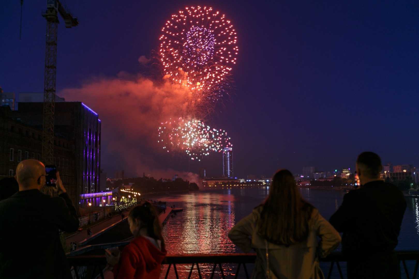 К чему снится салют 🎆 — топ толкований сна ❗ по 43 сонникам: что означает для мужчины или женщины, если приснился яркий фейерверк в ночном или дневном небе