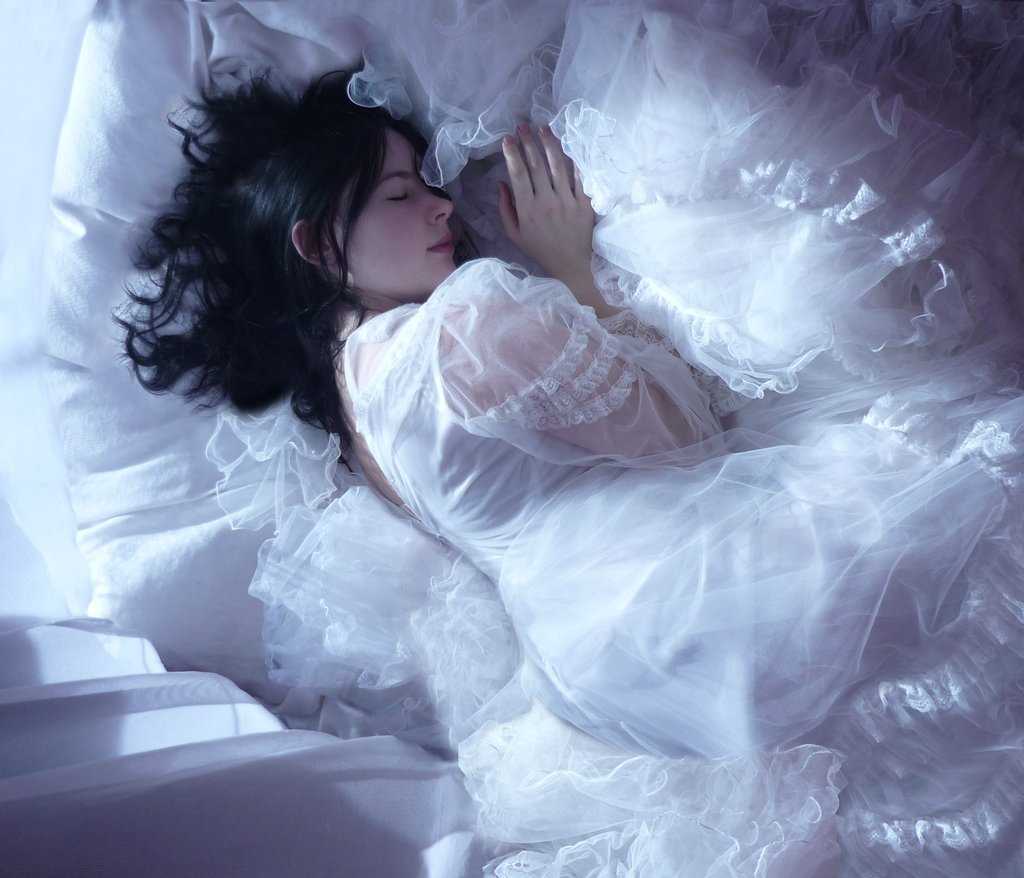К чему снится белое платье во сне: толкование в сонниках