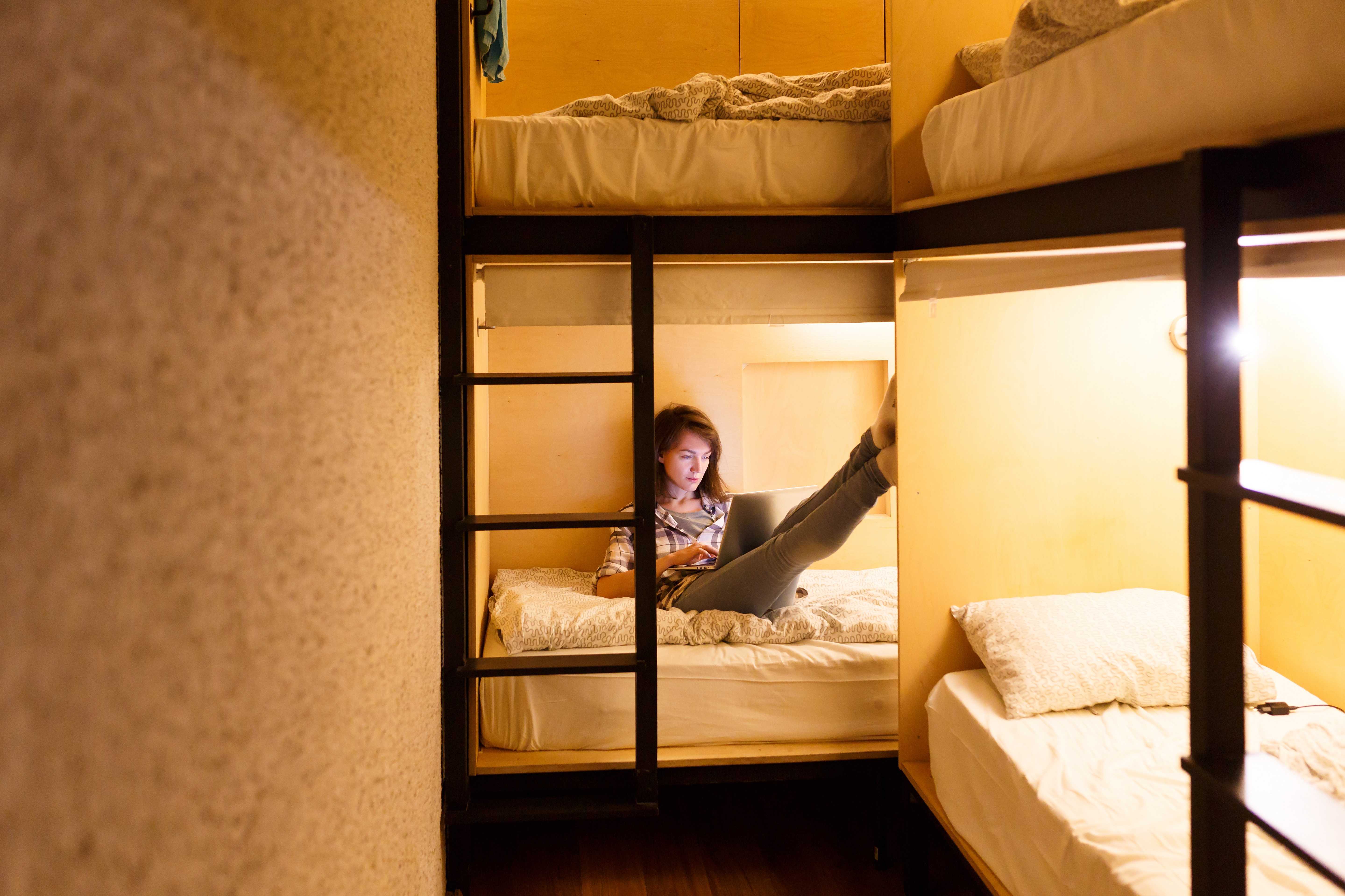 К чему снится общежитие по соннику? видеть во сне общежитие - толкование снов.